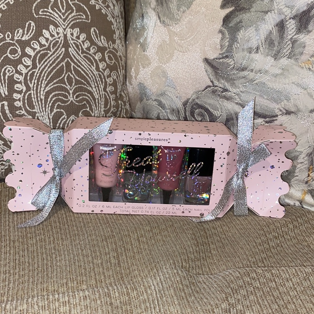 💝NWT SimplePleasures “Treat Yourself” Lipgloss Set